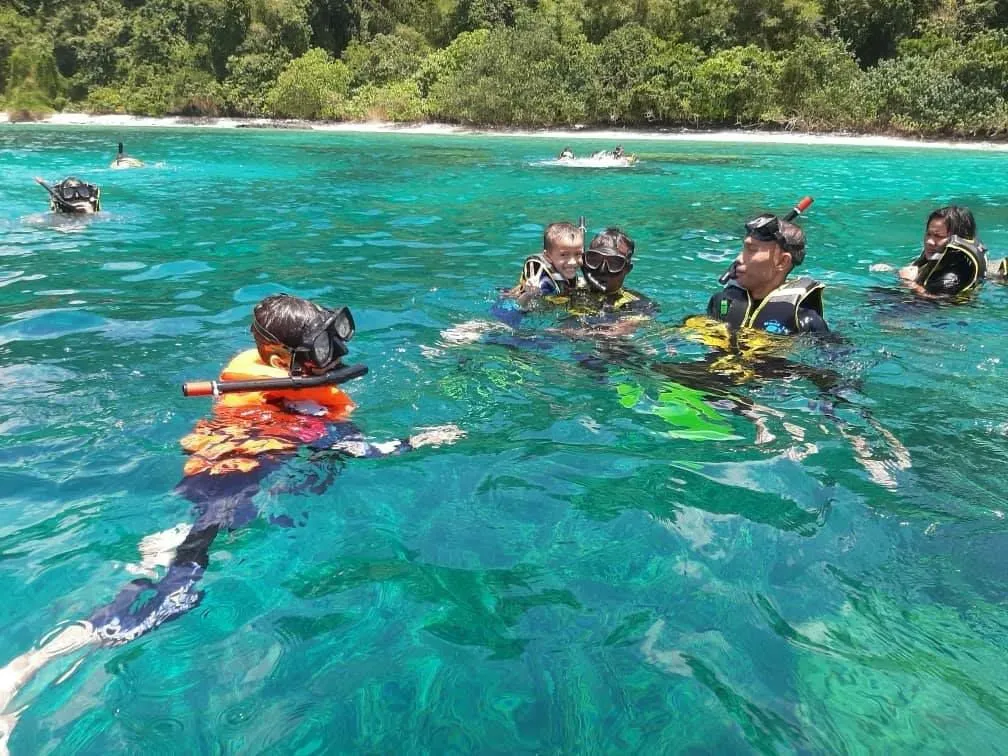 Kumpulan tetamu snorkeling bersama di laut Pulau Redang